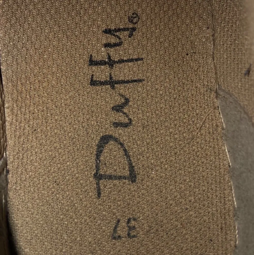 Ett par oanvända Duffy, plattform skor i Storlek 37. Om du vill ha flera bilder på dem är det bara att skriva 💕 Jag köpte dem och det blev aldrig att jag använde dem, därför säljer jag dem här <3. Skor.