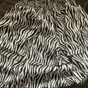 Zebra mönstrig volang kjol i storleken 152 - Hej jag säljer denna fina volang kjolen i storleken 152 men den är lite stor i storleken så den passar även om man har storlek xs/s 🤎