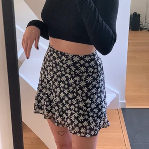 Blommig kjol h&m - Säljer min superfina nyinköpta kjol då den blivit för liten :( Den är i storlek 36 och passar precis på mig (lite liten) som har M, passar XS-S  Den är ifrån g&’mms kollektion ”to all the boys i loved before”!! Frakt tillkommer💘💘💘