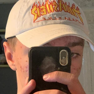 Vit Thrasher keps - En vit thrasher keps som jag köpte på Zumiez i USA. Den är använd väldigt mycket men är inte sliten elr har hål någonstans. Kepsen är One size men kan spenas bak som du ser på andra bilden. Priset går alltid att diskutera!