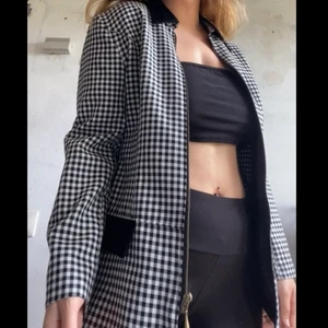 Rutig kappa - Jättefin rutig kappa som jag köpte i våras men som jag inte använt lika mycket som jag trott, jag har storlek m och den passar bra på mig. 