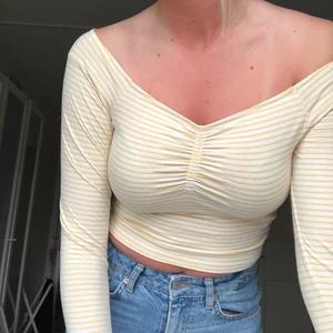 Topp!  - Jättefin randig offshoulder-topp från BikBok! Används aldrig längre då den är lite för liten💛 strl M. Kan mötas upp eller frakta. OBS! Köpare står för frakt