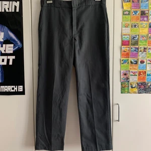 blågråa dickies byxor storlek L - Säljer dessa byxor då jag bara använt dem ett få tal gånger. De är blågråa och VÄDLIGT bekväma. De är i storlek W34/L32 och har för mig att de är deras work pants som även är väldigt sköna att skejta i. De har en liten missfärgning vid sidan av knät då jag ramlade i dem en gång lol (se sista bilden). Men annars är de i nyskick. Midjemåttet är 46 cm tvärs över och längden är 107 cm. Skriv om ni har frågor:)