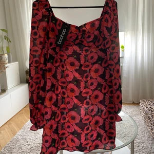Blommig klänning från boohoo - Oanvänd klänning från boohoo med prislapp kvar! Storlek 36 men passar även 34. Kan mötas upp i Malmö men även frakta köparen står då för frakten😊