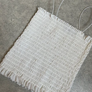 Bandeau strl xs  - Superfin topp i storlek xs! Använd 1 gång och i nyskick. Swipe för att se den på. Man kan ta in axelbanden om man vill bära utan! Säljs för 50kr, köparen står för frakt 