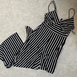 Jumpsuit strl s - Mysigaste jumpsuiten i storlek s! Köpt från stradivarius i Grekland. Sjuktbra kvalite och i nyskick! Säljer för 100kr, köparen står för frakt