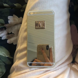 iPhone 6 - Fint guld skal till iPhone 6s+, om man vill så kan man spegla sig på baksidan av skalet som du ser så hör av dig för intresse🪞😍