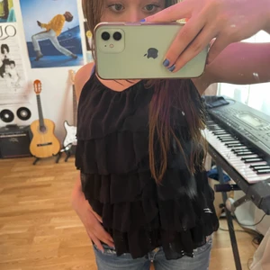  topp med volanger - Köpt second hand, aldrig använd, bra skick.