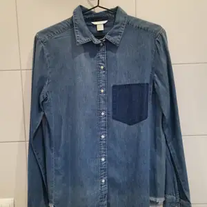 Blå jeansskjorta, oanvänd, från H&M i storlek 38✨ Gratis frakt 💕