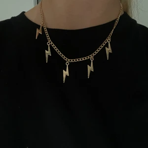 Blixthalsband ⚡️  - Superfint halsband med blixtar på. Säljer då jag råkade beställa två.⚡️💓