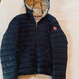 Colmarjacka - En näst intill oanvänd Colmarjacka superbra skick 10/10. Storlek xs i en mörkblå färg 