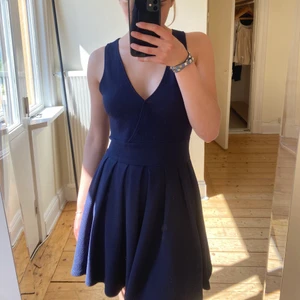 Blå klänning  - Superfin blå klänning!! Frakt tillkommer, 63kr!! Lappen som ska sitta bak på klänningen har jag klippt bort för länge sedan då den kittlades därför minns jag inte vad märket är! 