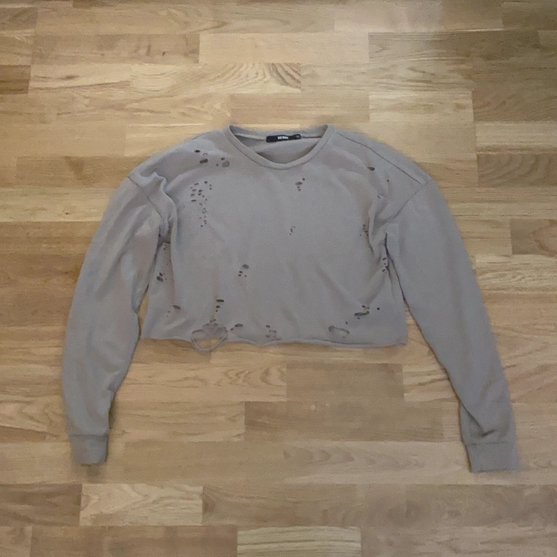 Croptop med lite hål  - 90