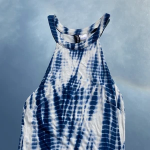 Maxiklänning halterneck - Halterneck maxiklänning från hm! Använd ett fåtal gånger. Storlek 34. Färgen stämmer bäst överens med första bilden. Köp flera plagg och få paketpris! 🤩