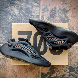Yeezy 700v3 clay brown us9 - Helt ny skick  Storlek us9 eu42 2/3  100%äkta  Kvitto finns  Finns hämta i sthlm eller frakt
