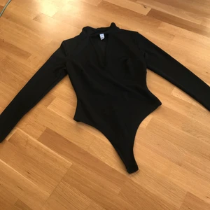 Skitsnygg body med öppning över bysten - Skitsnygg svart body med en öppning över bröstkorgen.