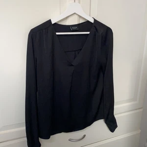 Blus från Vila  - Svart blus i bra skick från Vila 