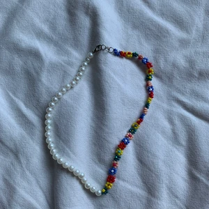 Halsband ”Louise” - Halsband som jag har gjort själv😝 priset ligger på 89kr och frakten är inkluderat. Så inga extra kostnader tillkommer. Betalning sker via swish och jag står ej för postens slarv‼️