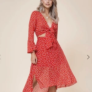 Adoore Riviera Set red 36 ny med lappar kvar! - Hej! Säljer denna då jag köpte klänningen i två olika storlekar. Aldrig använd, skickas i originalförpackning. 