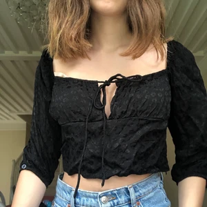 Topp från motel rocks - Svart topp från motel rocks som är verkligen så fin men är tyvärr för stor för mig💞