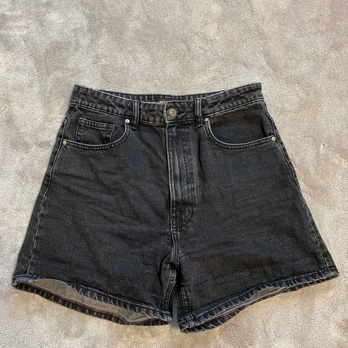 Svarta Zara Jeansshorts strl 38