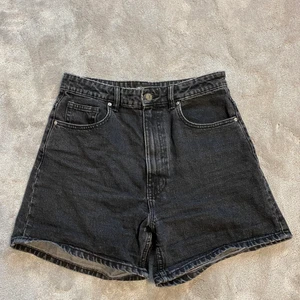 Svarta Zara Jeansshorts strl 38 - Säljer de här svarta jeansshortsen från Zara. Köpta förra sommaren men har inte kommit till användning. Shortsen är i en längre modell och heter mom jeans shorts. Köpta för 249kr. Säljer för 100kr+frakt (kan också mötas upp). Skriv vid intresse💕 Betalning sker via Swish💕💕
