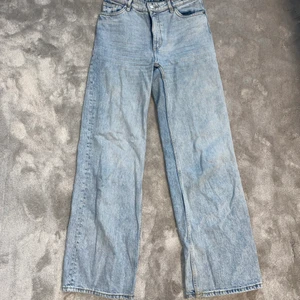 Monki Yoko jeans strl 26 - Säljer dessa trendiga vida ljusblåa jeans från Monki i modellen Yoko. Säljer pågrund av att de inte kommer till användning men de är knappt använda. Säljer för 170kr+frakt. (Kan också mötas upp) Ny pris är 400kr. Skriv vid intresse💕 Betalning via Swish💕💕