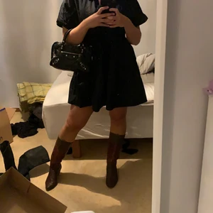 Cowboy boots - Coola boots i storlek 37, använt men fint skick. Hör av er vid frågor! Köp direkt för 200❤️