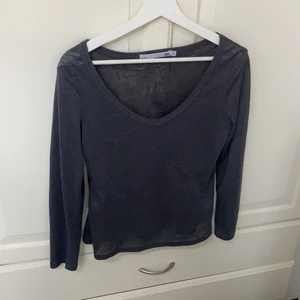 Blus/topp  - En mörk grå blus/topp
