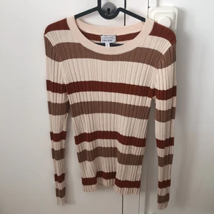 Other stories stickad - Jättefin tröja från other stories, både i bra skick och väldigt bra kvalité! Storlek M