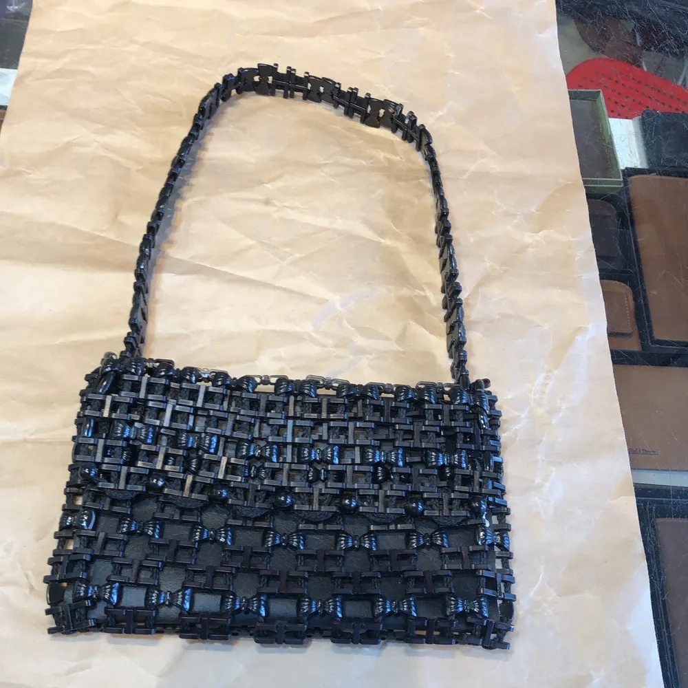 Säljer denna svarta väska för endast 50kr, köparen står för frakten 💞. Väskor.
