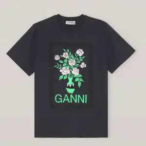 Intressekoll av denna fina Ganni t-shirten!! Nästintill nyskick. Skriv om du är intresserad!🌟