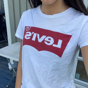Levis t-shirt  - Vit Levis t-shirt som jag säljer då den blivit för liten. Storlek XXS men passar upp till storlek S