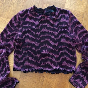 Jätte fin partytopp!!! - Säljer min fina partytopp!! Tunt material med glitter, liten krage med fin öppen rygg! Köpt från Lola Skye!! Älskar den men säljes då den tyvärr inte kommer tillräckligt till användning. Passar xs-m beroende på hur man vill ha passformen!