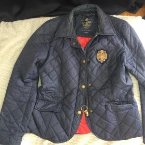 Dam jacka från Morris  - Väldigt bra kvalite på denna jacka. Inga skavanker, sliten osv. Bra skick helt enkelt. Storlek är L men uppleva något mindre i storlek.