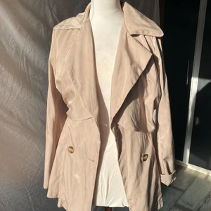 Colynn | Beige kappa i 100% cotton!  - Är i storlek L men passar mig som vanligt viss använder XS - S! Väldigt bekväm att bära och har ett kamouflage mönster på insidan!😊 250 kr + frakt! 