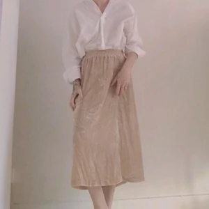 Långkjol i sammet - Superfin sammetskjol från HM! Slutar lite över anklarna på mig som är 170cm. Resår i midjan. Säljer pga att jag aldrig använder den! Storlek XS - 50kr plus frakt! Färgen är något mörkare än bilderna - skickar gärna extra bilder på detta!