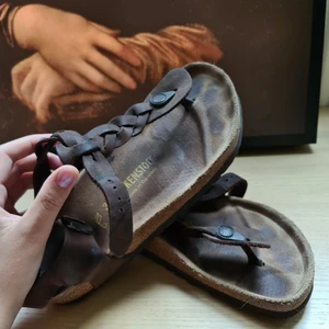 Birkenstock Sandaler - Jättefina Birkenstocks i unik stil. Väldigt sköna,använda en del men i väldigt fint skick fortfarande.