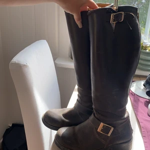 ÄKTA Johnny bulls  - Säljer mina Johnny bulls pga att dom ej kommer till användning. Fint skick men har legat undanstoppade ett tag så behöver smörjas upp. Det fixar jag innan köp!💗