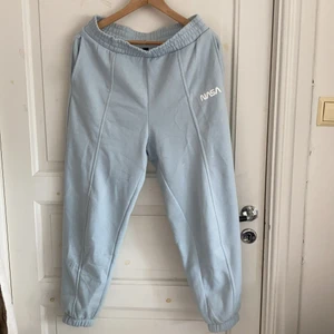 Nasa byxor - Mjukisbyxor med Nasa motiv vid höften. Storlek M och passar bra, dock lite korta i benen