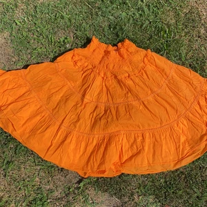 Orange vintage midi kjol - 🌴🍊 Den här är den mest fina vintage orange gypsy midi kjol!!! Den är perfekt för sommaren och väldigt skön! Med broderi detaljer, ger en typisk y2k boho, bohemisk, tropisk vibes. 🍊 Har resår band i midjan så stretchar ut väldigt mycket. Passar mig som S, men kan definitivt passa M och XS också. Jag är 157 så den går till knäna på mig. Så längden blir olika men beror såklart hur lång man är men också på vart man placerar den i midjan! 🌴 Köparen står för frakten!