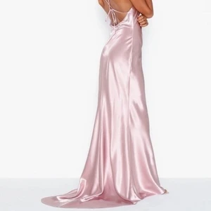 Rosa balklänning  - Säljer min fina rosa balklänning ifrån nelly, som har varit slut såld jätte länge. Endast andvänd en gång, frakten tillkommer.  Storleken är 38 men insyd till en 36.