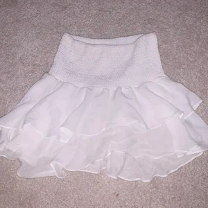 Kjol - Säljer en söt kjol ifrån SHEIN, nästan helt oanvänd, passar mellan S-M 💞