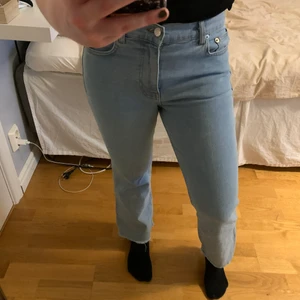 Jeans - Blåa något utsvängda jeans från NAKD. Gott skick. Storlek 36. Något små i storleken.