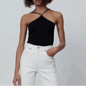 Zara linne - Lånade bilder förutom sista!! Super fin svart linne från zara köpt här på Plick, passade tyvärr inte mig så säljer den vidare nu 💓 aldrig blivit använd utav mig. Storlek M men passar olika storlekar. Passar mig med xs, så passar xs-m skulle jag säga. Skriv för fler bilder 🧚🏻‍♂️ vid flera intresserade= budgivning 💓💓 