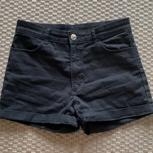 Svarta shorts - Jag säljer dessa svarta shorts från hm som är i storlek 158. Jag köpte shortsen för 100 kr och säljer dem för 30 kr + frakt. Jag har använt dom ett par gånger.