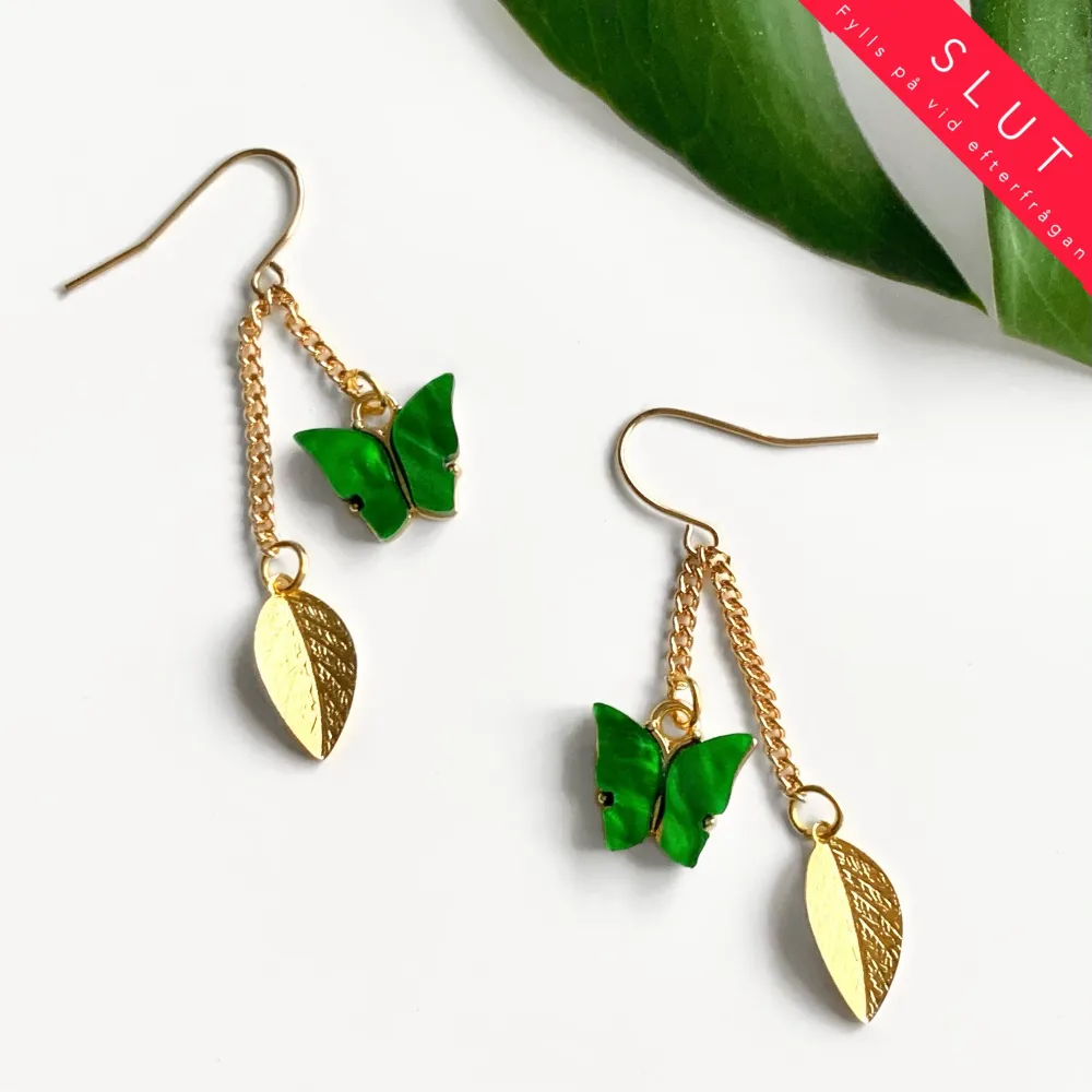 🌱 Meadow earrings 🌱 Gröna emaljerade fjärilar som skimrar fint och ljus guld metall ☼. Accessoarer.