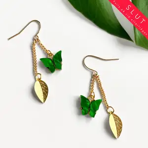 🌱 Meadow earrings 🌱 Gröna emaljerade fjärilar som skimrar fint och ljus guld metall ☼