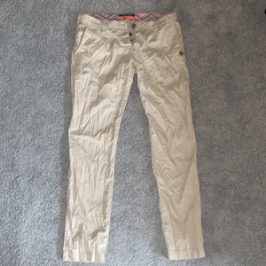 Byxor Beige - Lågmidjade byxor i en beige färg.