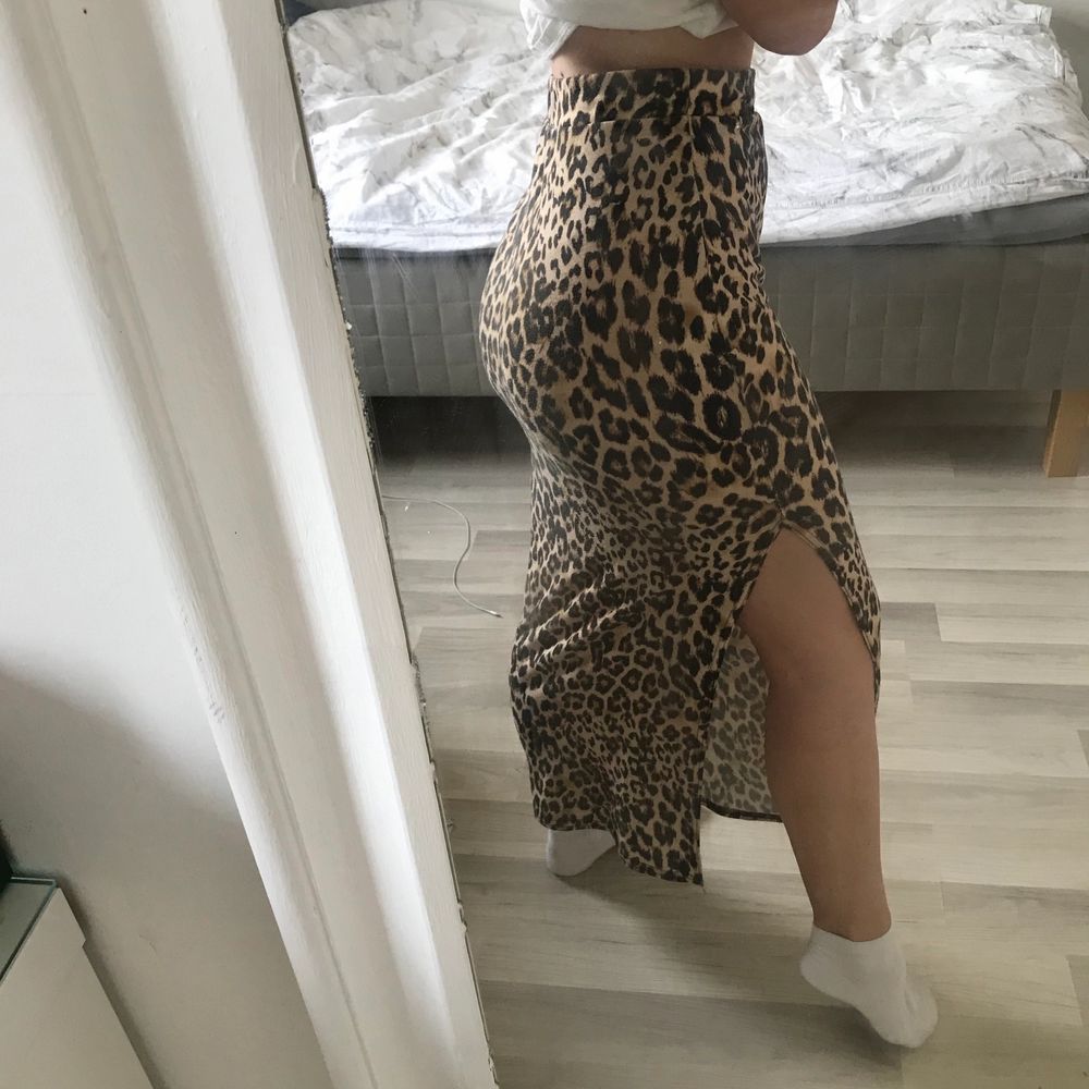 Lång leopard kjol med slits | Plick Second Hand